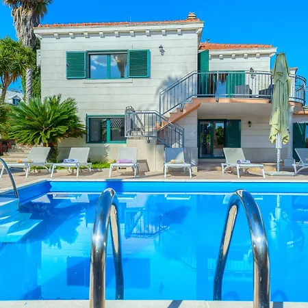 Villa Rasotica: Spacious Retreat With Pool And Complimentary Transport Sumartin