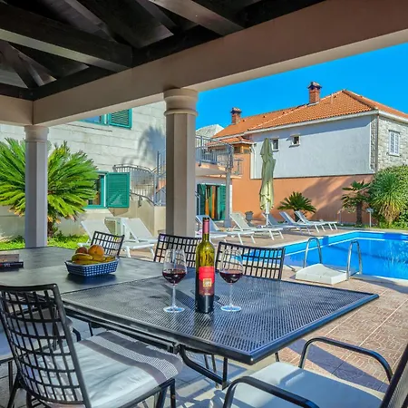 Rasotica: Spacious Retreat With Pool And Complimentary Transport * Sumartin