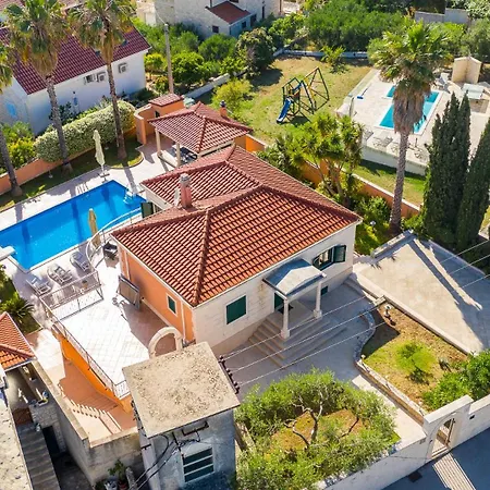 Rasotica: Spacious Retreat With Pool And Complimentary Transport *