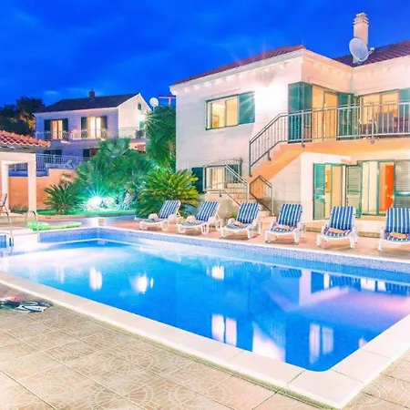 Rasotica: Spacious Retreat With Pool And Complimentary Transport Villa *