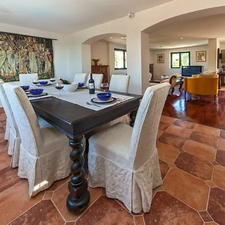 Rasotica: Spacious Retreat With Pool And Complimentary Transport *