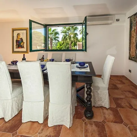 Rasotica: Spacious Retreat With Pool And Complimentary Transport