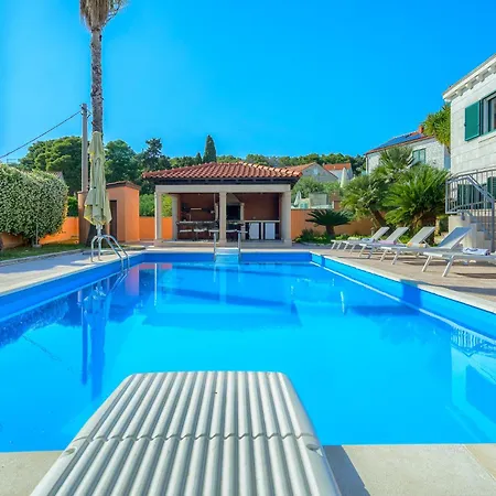 Rasotica: Spacious Retreat With Pool And Complimentary Transport Vila *