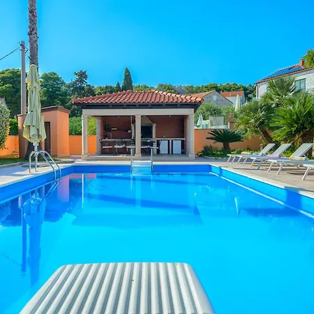 Rasotica: Spacious Retreat With Pool And Complimentary Transport Villa