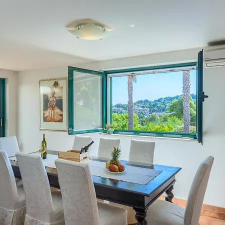 Rasotica: Spacious Retreat With Pool And Complimentary Transport *