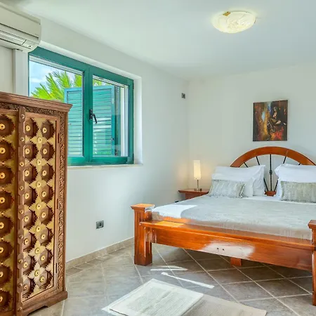 Rasotica: Spacious Retreat With Pool And Complimentary Transport Villa *