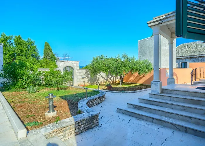 Vila Rasotica: Spacious Retreat With Pool And Complimentary Transport