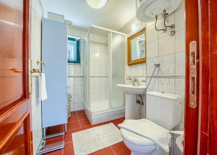 Rasotica: Spacious Retreat With Pool And Complimentary Transport Vila Sumartin