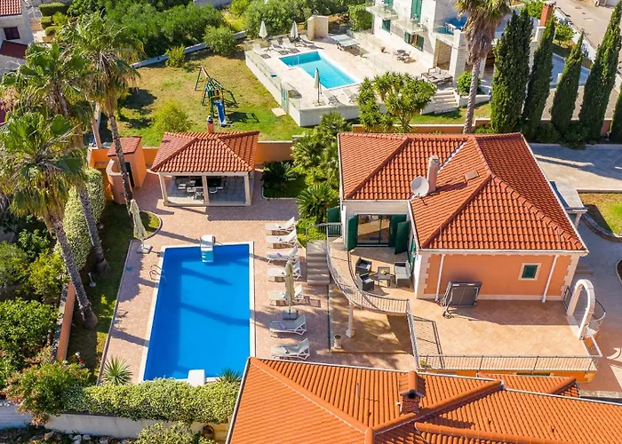 Rasotica: Spacious Retreat With Pool And Complimentary Transport *