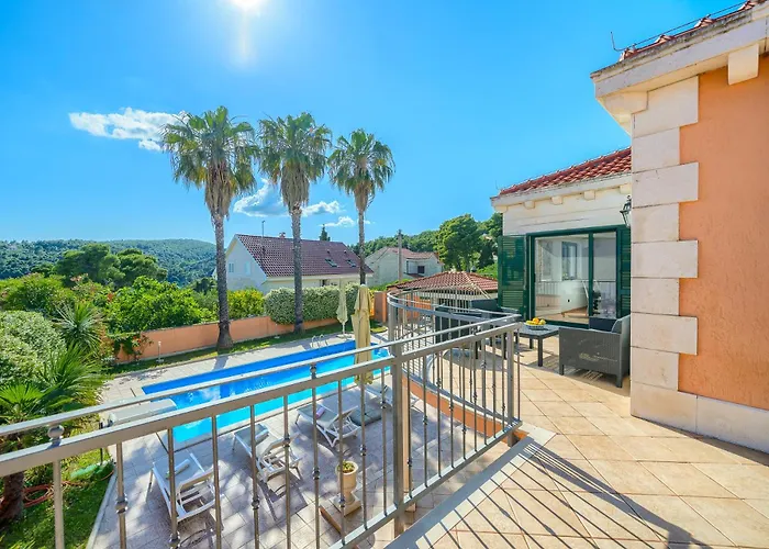 Rasotica: Spacious Retreat With Pool And Complimentary Transport * Sumartin