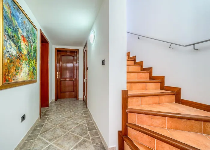 Rasotica: Spacious Retreat With Pool And Complimentary Transport