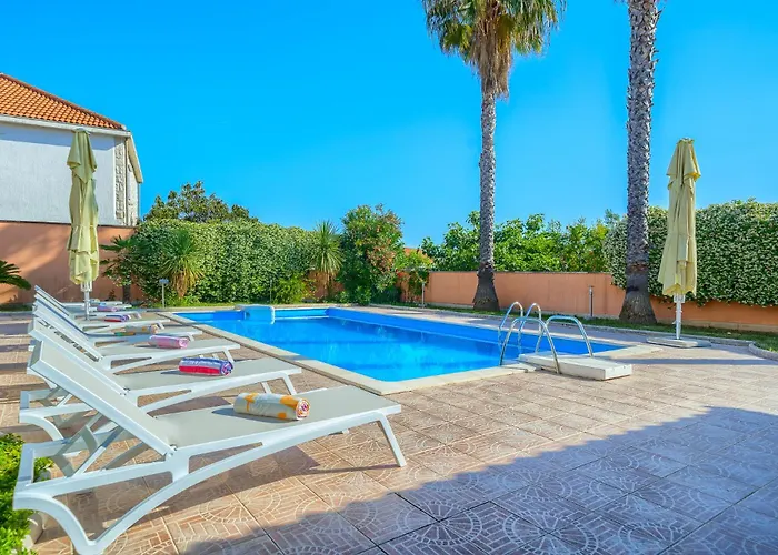 Rasotica: Spacious Retreat With Pool And Complimentary Transport Vila