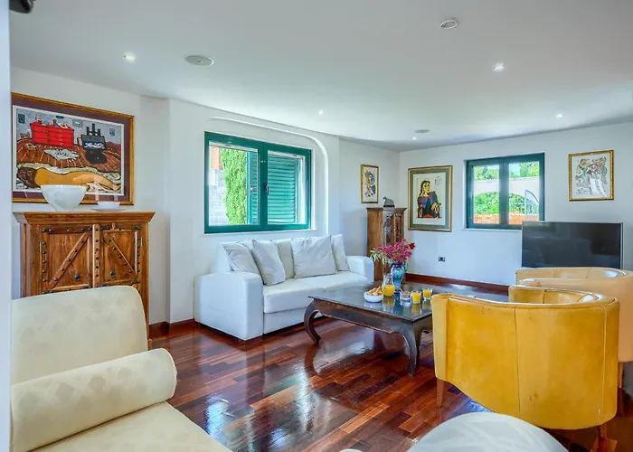 Vila Rasotica: Spacious Retreat With Pool And Complimentary Transport