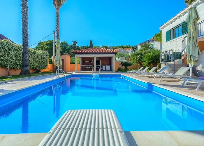 Rasotica: Spacious Retreat With Pool And Complimentary Transport Vila *