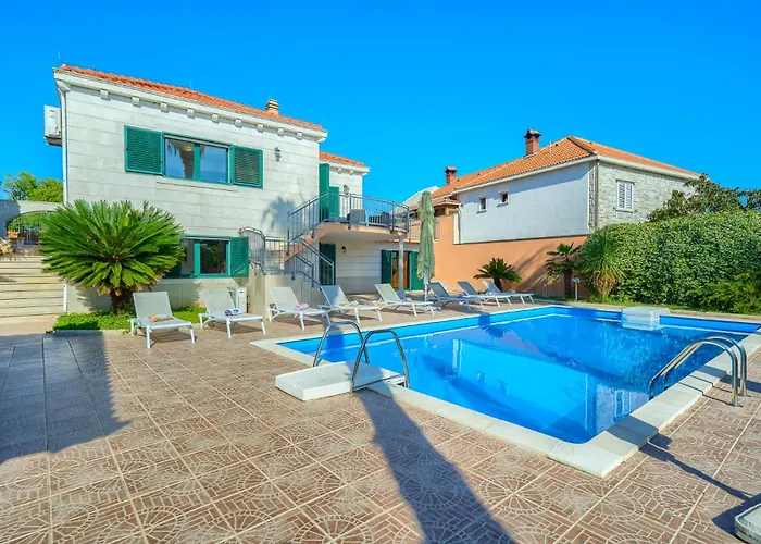 Rasotica: Spacious Retreat With Pool And Complimentary Transport Vila Sumartin