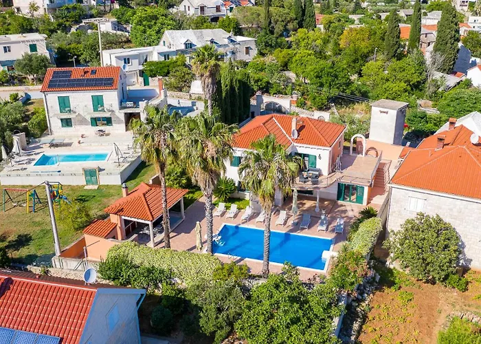 Vila Rasotica: Spacious Retreat With Pool And Complimentary Transport Sumartin