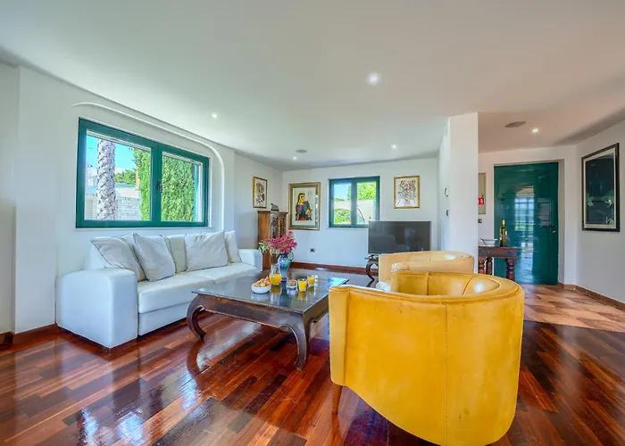 Rasotica: Spacious Retreat With Pool And Complimentary Transport