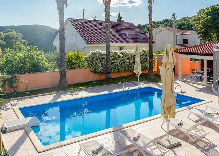 Rasotica: Spacious Retreat With Pool And Complimentary Transport Vila