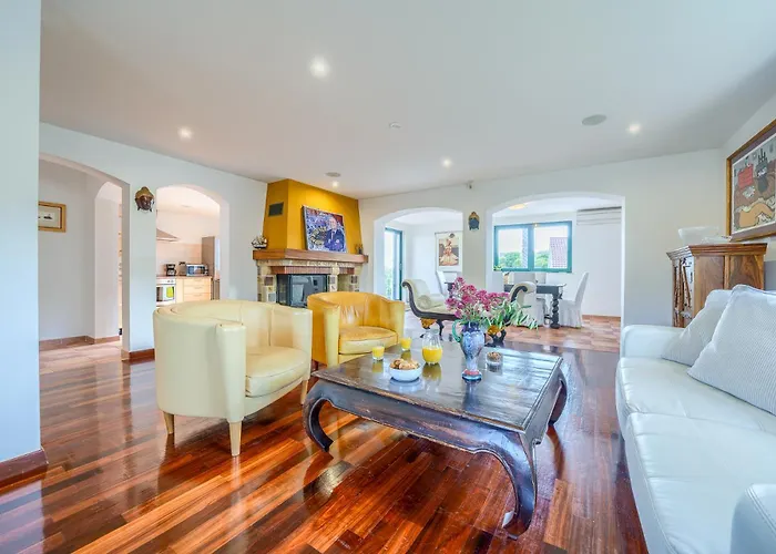 Rasotica: Spacious Retreat With Pool And Complimentary Transport Vila *