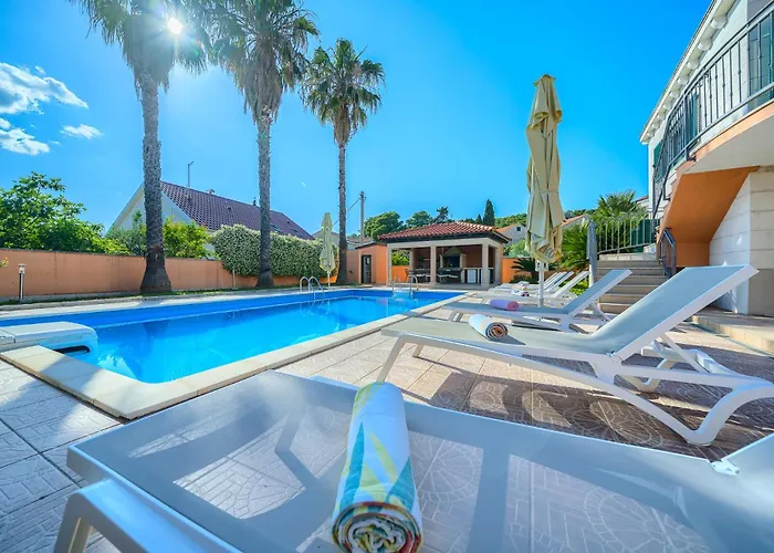 Vila Rasotica: Spacious Retreat With Pool And Complimentary Transport *