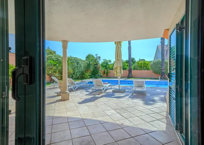 Rasotica: Spacious Retreat With Pool And Complimentary Transport Vila Sumartin