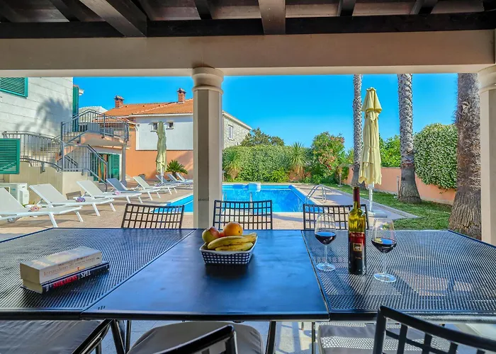 Vila Rasotica: Spacious Retreat With Pool And Complimentary Transport Sumartin