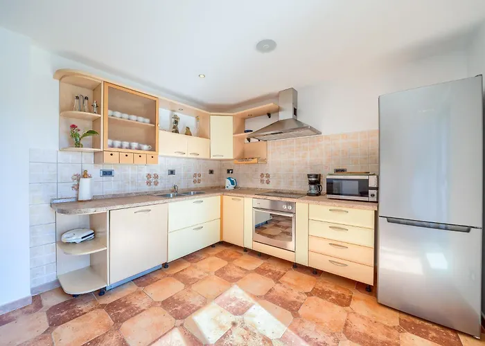Rasotica: Spacious Retreat With Pool And Complimentary Transport *