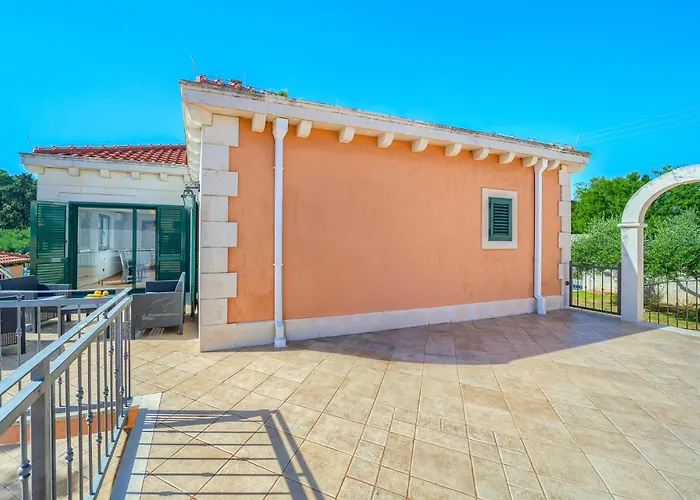 Rasotica: Spacious Retreat With Pool And Complimentary Transport Sumartin