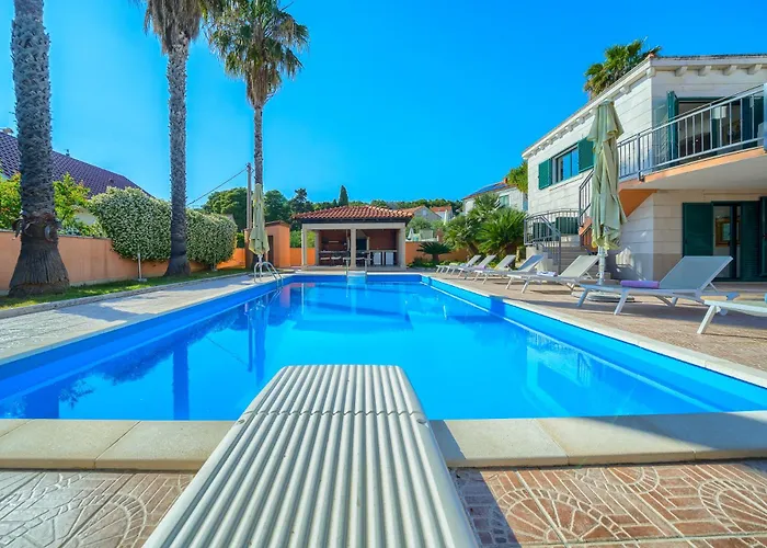 Rasotica: Spacious Retreat With Pool And Complimentary Transport