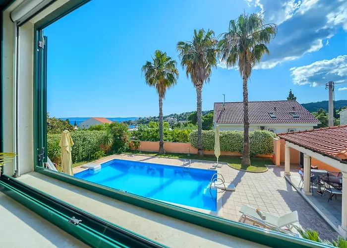 Rasotica: Spacious Retreat With Pool And Complimentary Transport Vila