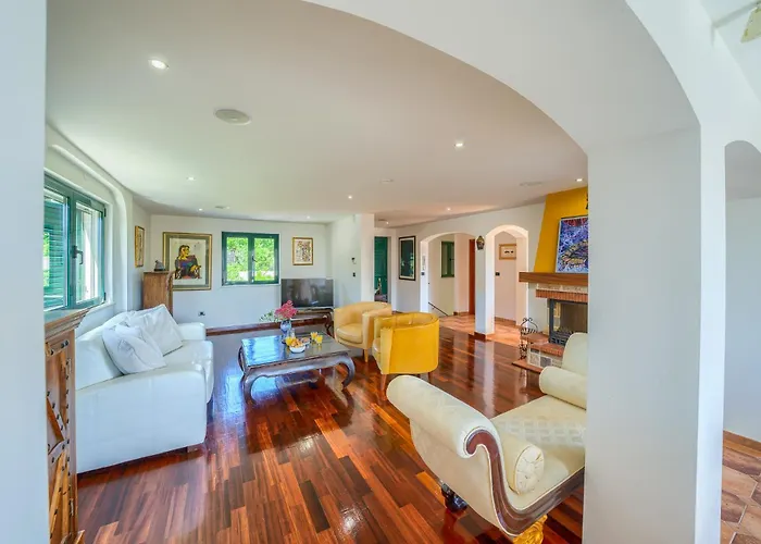 Vila Rasotica: Spacious Retreat With Pool And Complimentary Transport