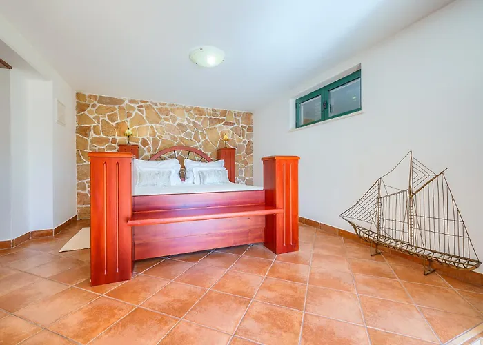 Rasotica: Spacious Retreat With Pool And Complimentary Transport Vila *