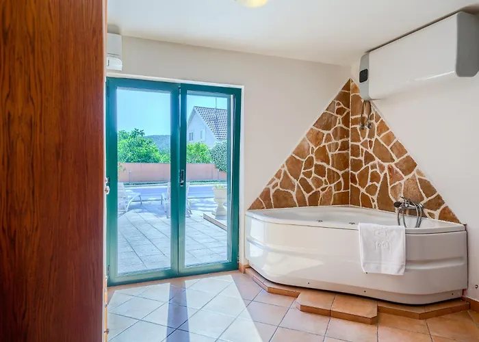 Rasotica: Spacious Retreat With Pool And Complimentary Transport Vila Sumartin