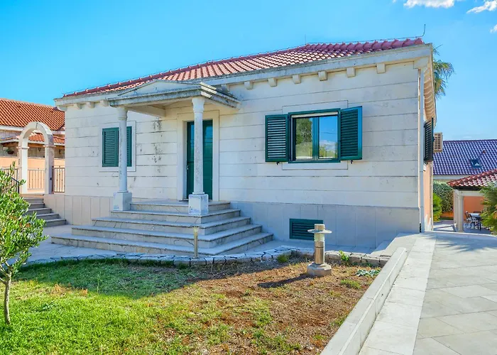 Rasotica: Spacious Retreat With Pool And Complimentary Transport *