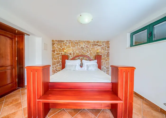 Rasotica: Spacious Retreat With Pool And Complimentary Transport Sumartin