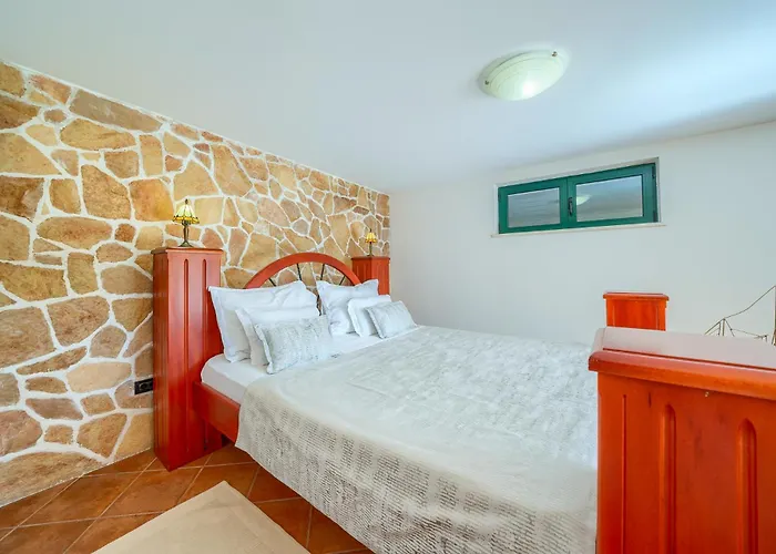 Rasotica: Spacious Retreat With Pool And Complimentary Transport * Sumartin