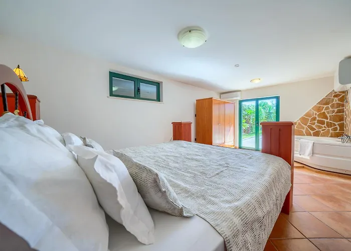 Rasotica: Spacious Retreat With Pool And Complimentary Transport