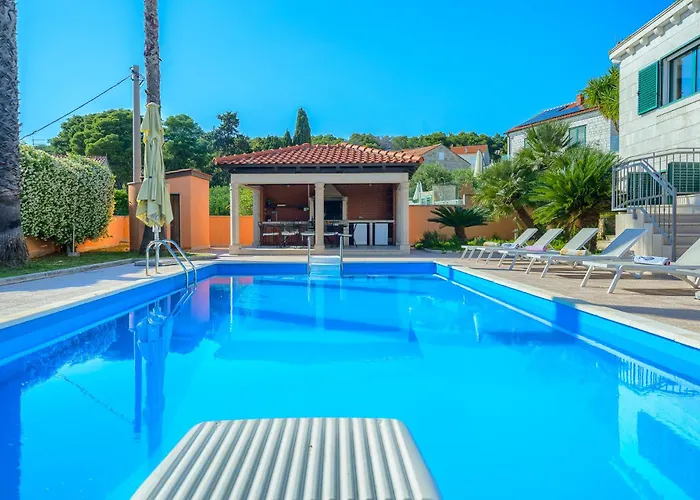 Rasotica: Spacious Retreat With Pool And Complimentary Transport Vila