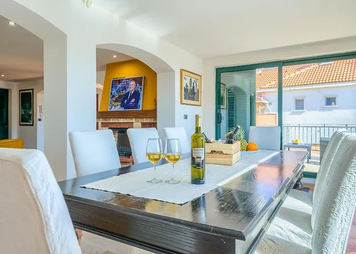 Vila Rasotica: Spacious Retreat With Pool And Complimentary Transport