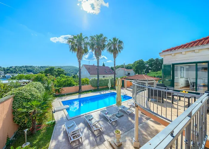 Rasotica: Spacious Retreat With Pool And Complimentary Transport Vila *