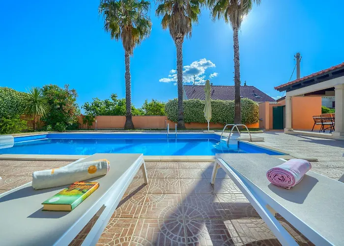 Rasotica: Spacious Retreat With Pool And Complimentary Transport Vila Sumartin