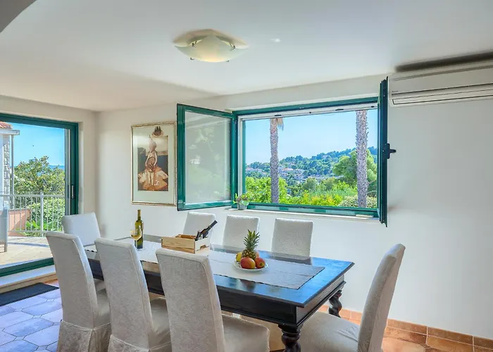 Rasotica: Spacious Retreat With Pool And Complimentary Transport *