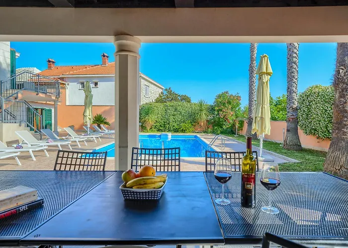 Rasotica: Spacious Retreat With Pool And Complimentary Transport Sumartin