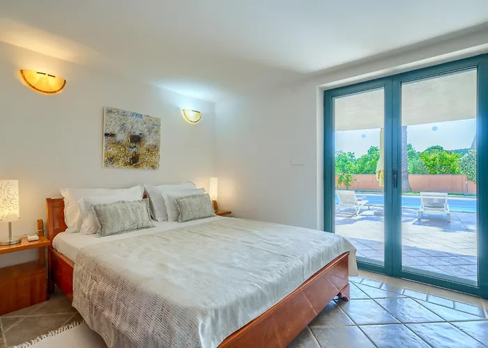 Rasotica: Spacious Retreat With Pool And Complimentary Transport Vila