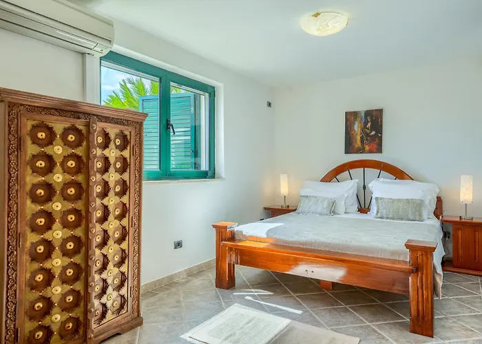 Rasotica: Spacious Retreat With Pool And Complimentary Transport Vila *