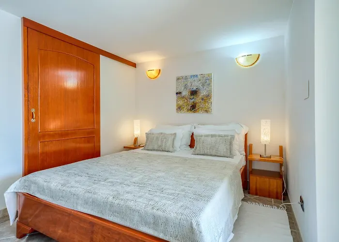 Rasotica: Spacious Retreat With Pool And Complimentary Transport Vila Sumartin