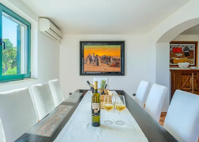 Rasotica: Spacious Retreat With Pool And Complimentary Transport Sumartin