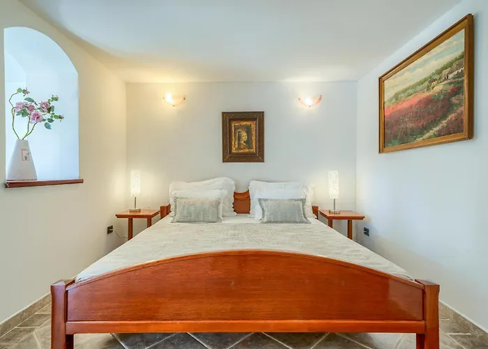 Rasotica: Spacious Retreat With Pool And Complimentary Transport * Sumartin