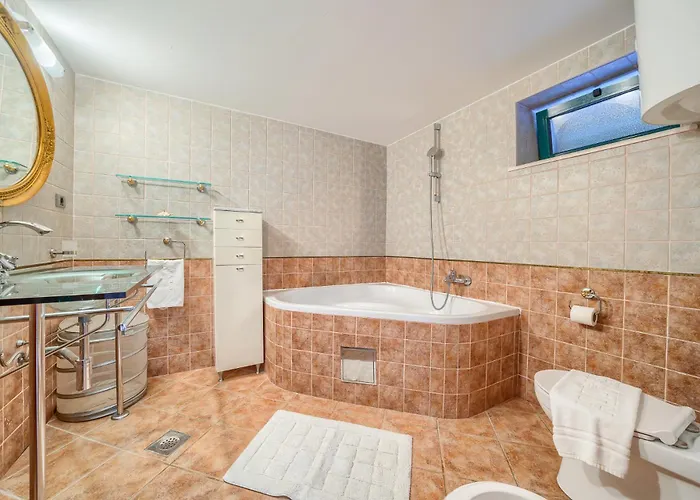 Rasotica: Spacious Retreat With Pool And Complimentary Transport Vila