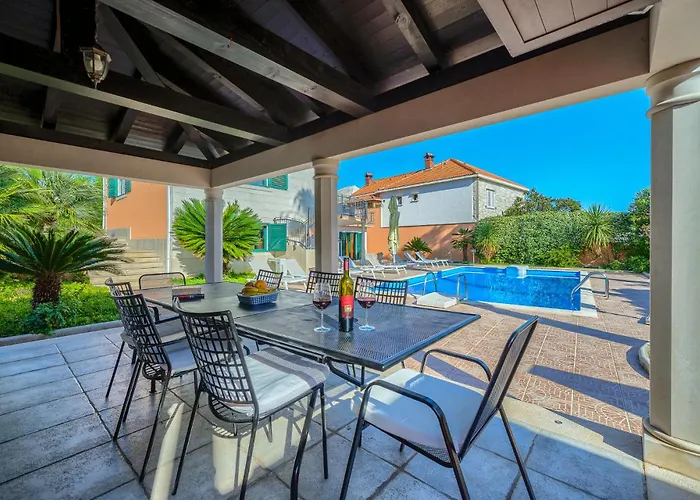 Vila Rasotica: Spacious Retreat With Pool And Complimentary Transport